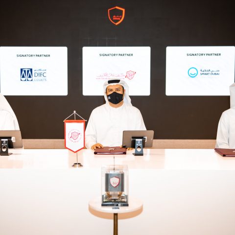 محاكم مركز دبي المالي العالمي تعتمد ختم “إيثاق” لتعزيز مبادرتها “اللاورقية”